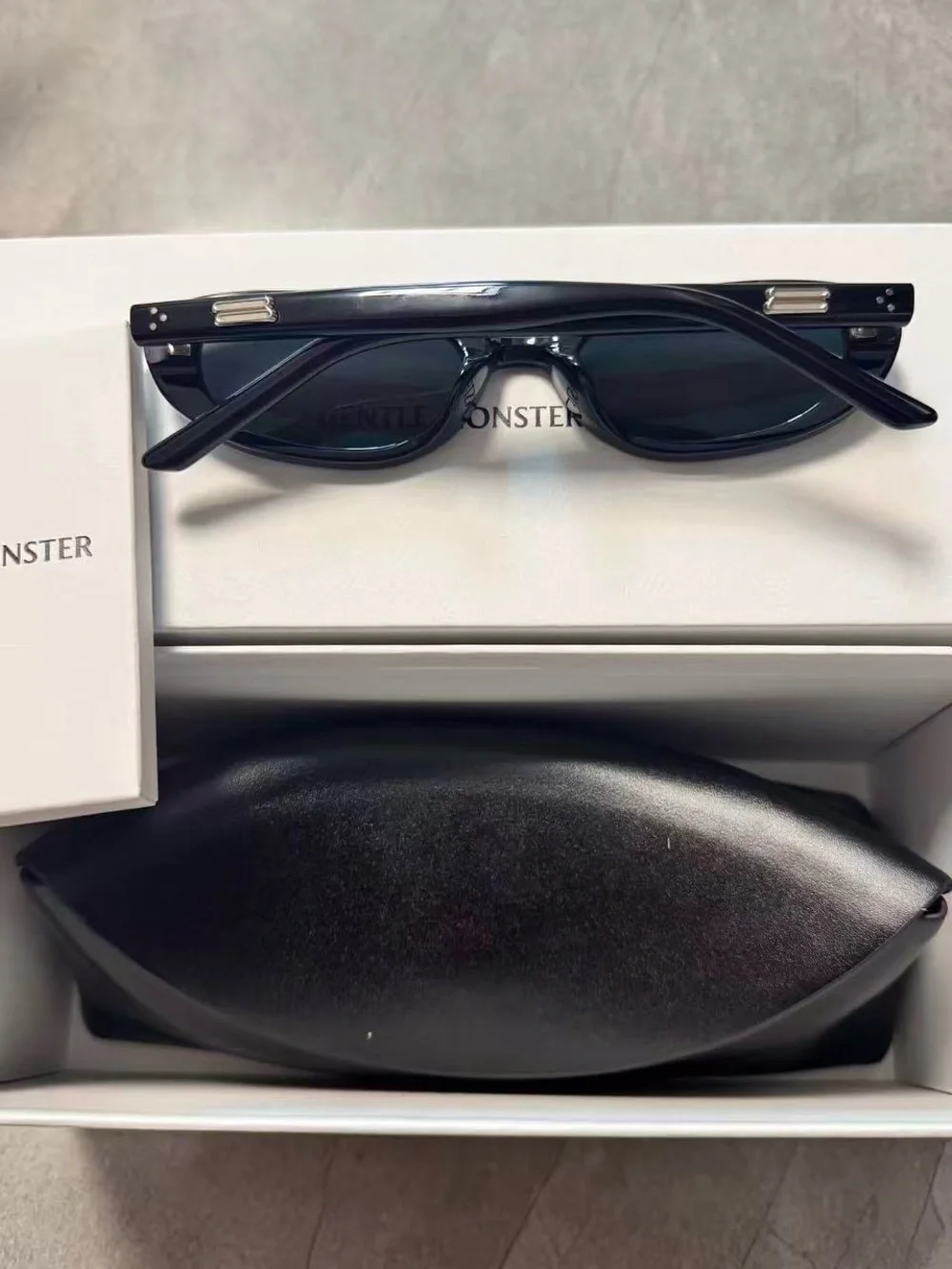 GENTLE MONSTER sleek oval